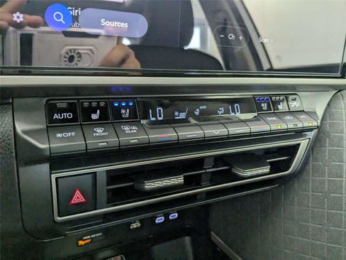 Used 2025 Toyota Camry XLE w/ Premium Plus Package image 20