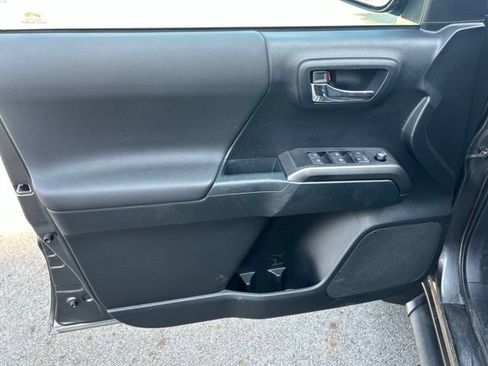 Used 2018 Toyota Tacoma TRD Sport AWD/4WD image 22