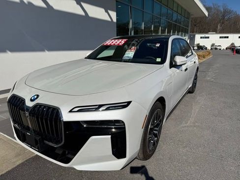 Used 2026 BMW 750e xDrive image 2
