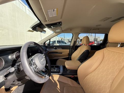 Used 2024 Kia Carnival LX image 5