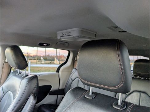 Used 2017 Chrysler Pacifica Touring-L image 15