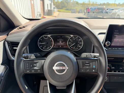 Used 2022 Nissan Rogue SV image 5