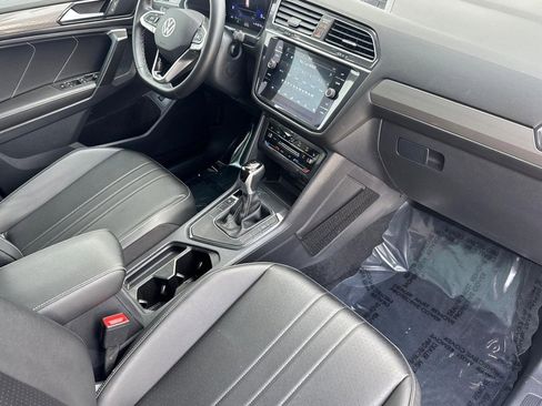 Used 2024 Volkswagen Tiguan SE w/ Panoramic Sunroof Package FWD image 31