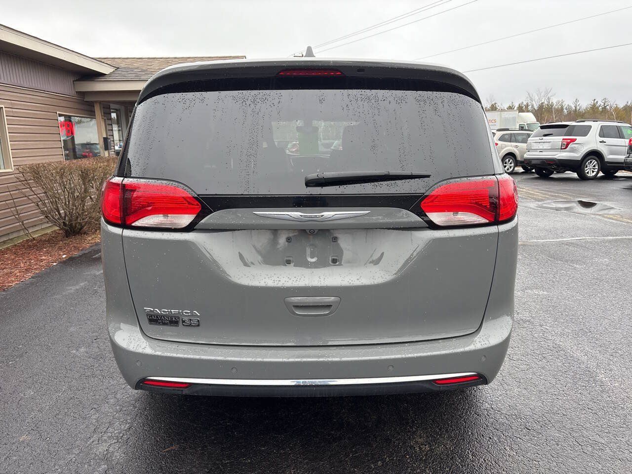 Used 2020 Chrysler Pacifica Touring-L FWD image 5