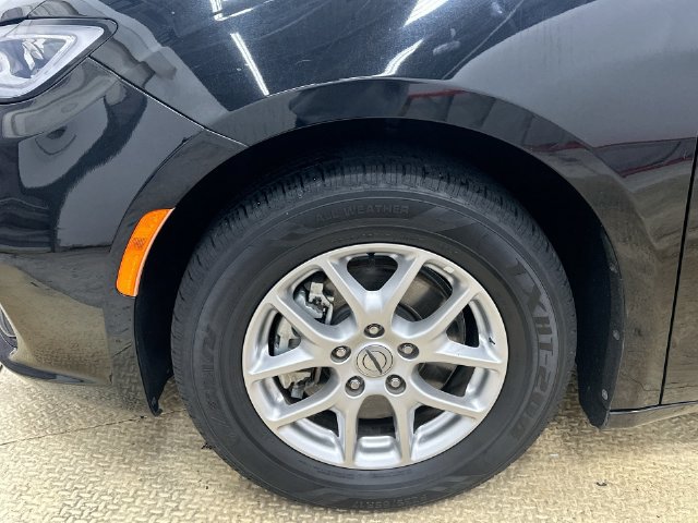 Used 2024 Chrysler Pacifica Touring-L FWD image 20