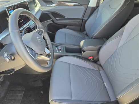 New 2025 Volkswagen Tiguan SE image 10