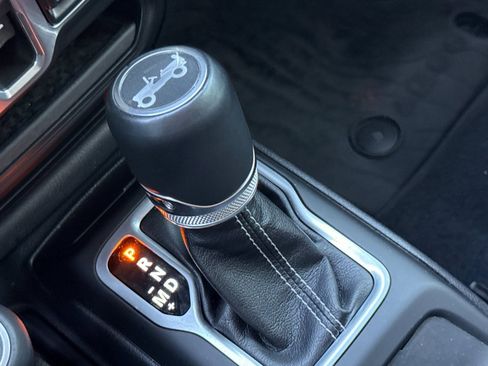 Used 2018 Jeep Wrangler Unlimited Sahara image 26