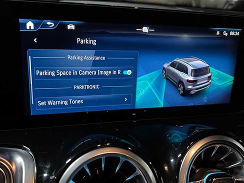 Used 2025 Mercedes-Benz GLB 250 4MATIC image 35