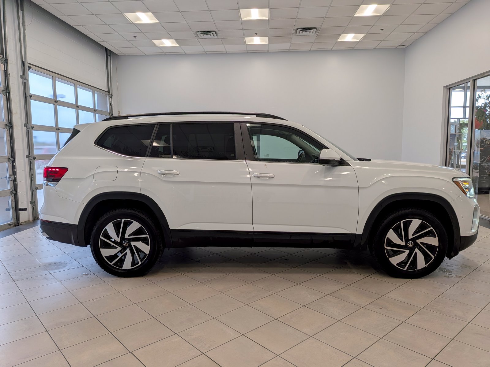 Used 2025 Volkswagen Atlas SE FWD image 2