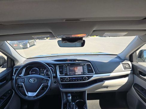 Used 2019 Toyota Highlander XLE w/ Carpet Mat Package (TMS) AWD/4WD image 20