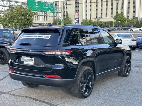 Used 2024 Jeep Grand Cherokee Limited w/ Black Appearance Package AWD/4WD image 3