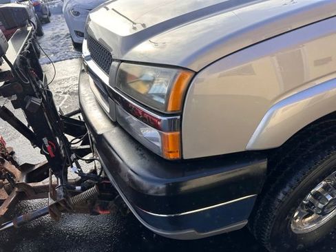 Used 2004 Chevrolet Silverado 2500 LT w/ Heavy-Duty Power Package image 4