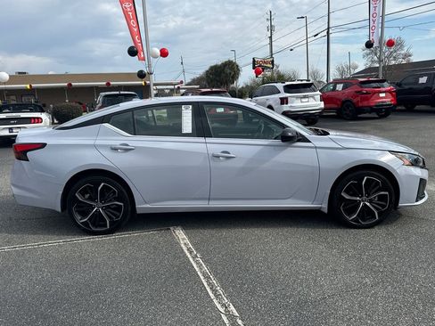 Used 2025 Nissan Altima 2.5 SR image 2