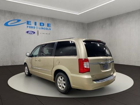 Used 2011 Chrysler Town & Country Touring w/ Entertainment Group #1 FWD image 8