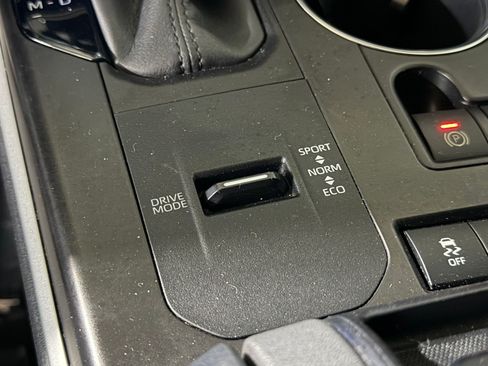 Used 2020 Toyota Highlander L FWD image 30