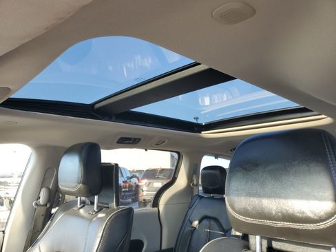 Used 2019 Chrysler Pacifica Limited image 30