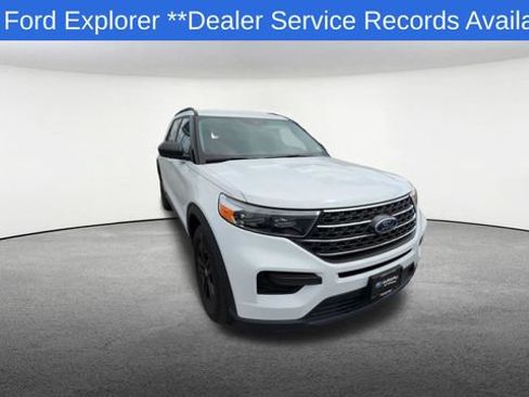 Used 2023 Ford Explorer XLT AWD/4WD image 2