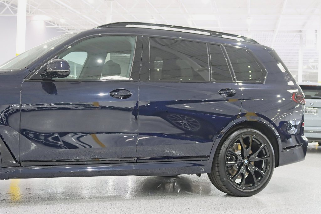 Used 2026 BMW X7 xDrive40i w/ M Sport Package AWD/4WD image 3