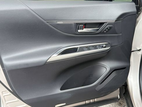 Used 2022 Toyota Venza XLE AWD/4WD image 14