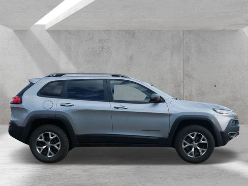 Used 2017 Jeep Cherokee Trailhawk w/ Cold Weather Group AWD/4WD image 2