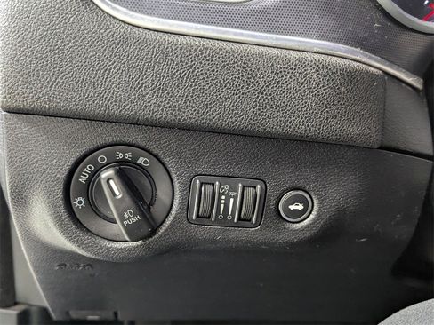 Used 2015 Dodge Charger SXT image 13