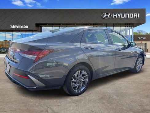 Certified 2024 Hyundai Elantra Blue FWD image 4