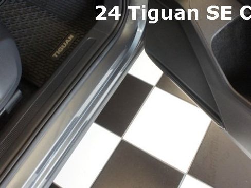 Used 2024 Volkswagen Tiguan SE w/ Panoramic Sunroof Package image 49