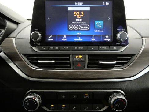 Used 2024 Nissan Altima 2.5 SV FWD image 19