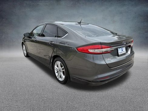 Used 2018 Ford Fusion SE w/ Fusion SE Technology Package FWD image 3