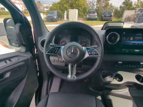 Used 2025 Mercedes-Benz Sprinter 2500 image 3