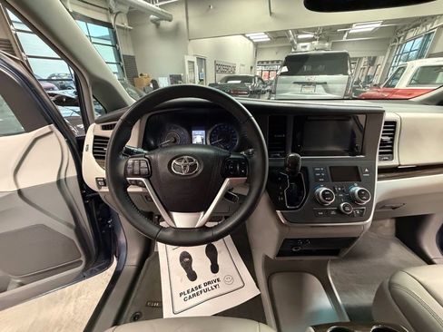 Used 2016 Toyota Sienna XLE Premium image 14