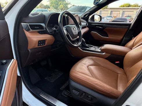 Used 2022 Toyota Highlander Platinum FWD image 11