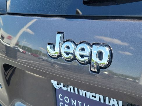 Used 2020 Jeep Cherokee Latitude Plus w/ Cold Weather Group AWD/4WD image 8