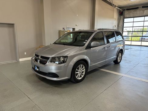 Used 2016 Dodge Grand Caravan SXT FWD image 2