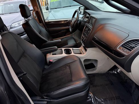 Used 2017 Dodge Grand Caravan SXT image 17