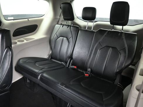 Used 2022 Chrysler Pacifica Touring-L FWD image 33