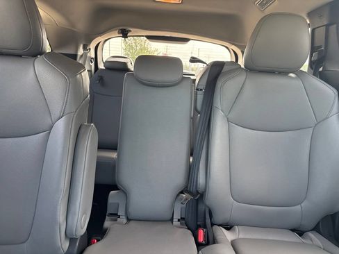 Used 2026 Toyota Sienna XLE FWD image 19