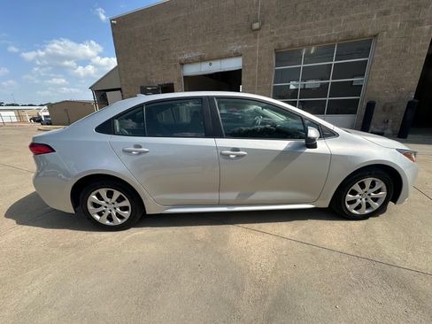 Used 2025 Toyota Corolla LE FWD image 8