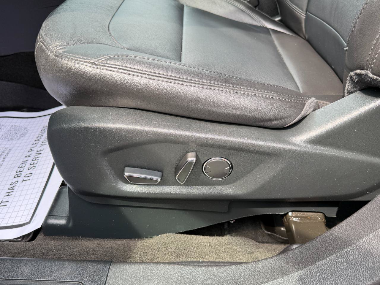 Used 2018 Ford Explorer XLT w/ Equipment Group 202A AWD/4WD image 15