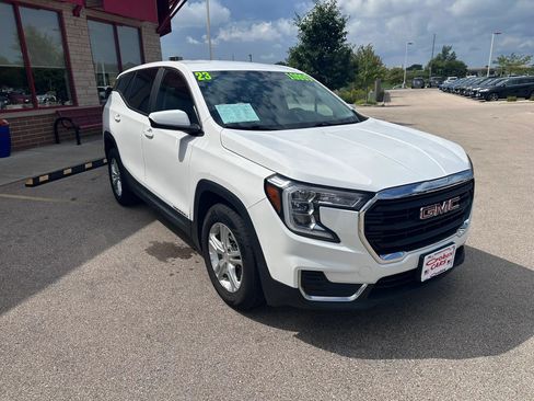Used 2023 GMC Terrain SLE w/ LPO, Floor Liner Package FWD image 3
