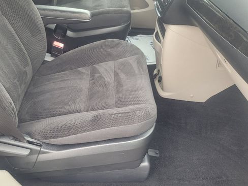 Used 2018 Dodge Grand Caravan SE w/ UConnect Hands-Free Group image 21