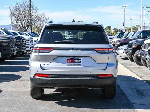 New 2025 Jeep Grand Cherokee Altitude image 5