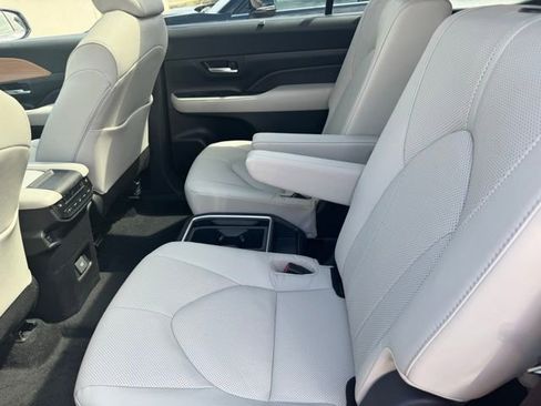 Certified 2025 Toyota Grand Highlander AWD image 9