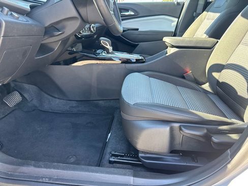 Certified 2025 Chevrolet Trax LT w/ LT Convenience Package image 10