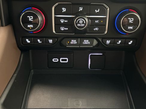 Used 2024 Chevrolet Suburban High Country AWD/4WD image 40