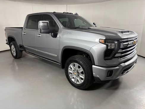 Used 2025 Chevrolet Silverado 2500 High Country w/ Technology Package AWD/4WD image 2