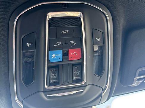 Used 2025 Jeep Grand Cherokee Altitude AWD/4WD image 30