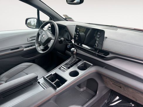 Used 2024 Toyota Sienna XSE FWD image 27