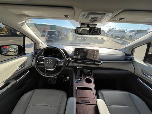 Used 2022 Toyota Sienna XLE image 36