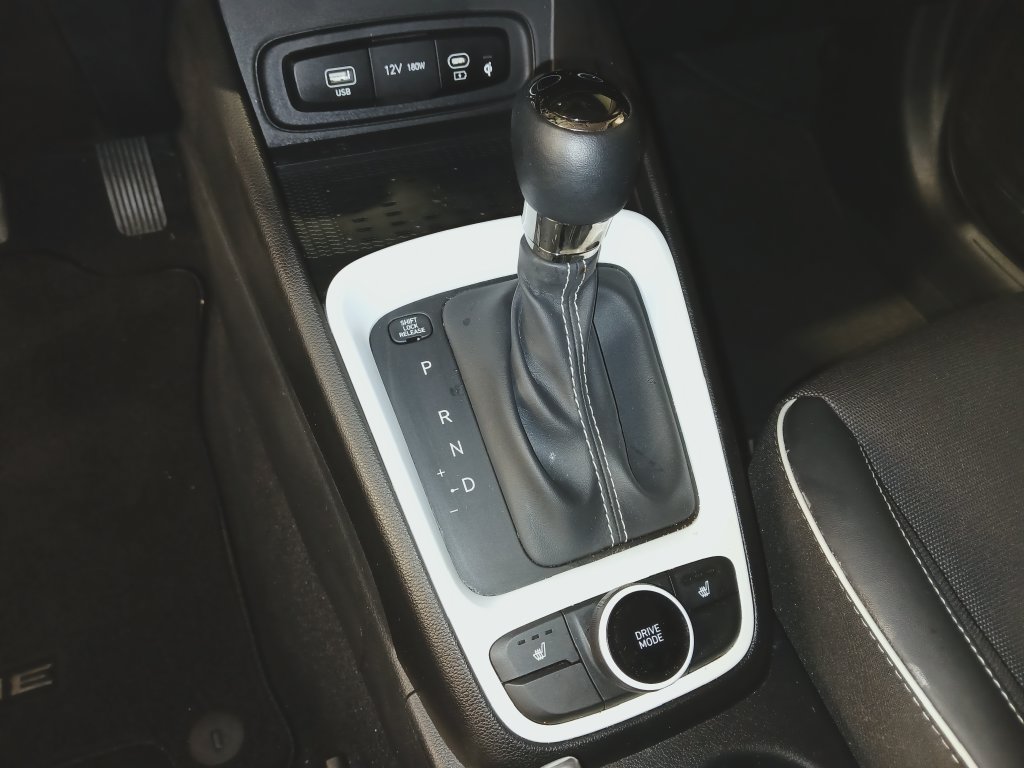 Used 2024 Hyundai Venue Limited FWD image 18